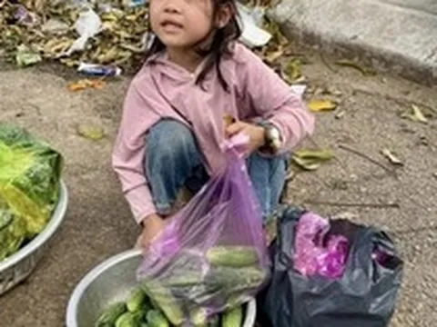 Bé gái mồ côi cha ngồi bán rau ở đường khiến nhiều người xúc động: Diễn biến không ngờ sau đó