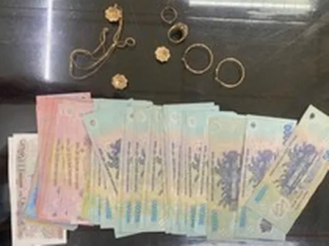 Phát hiện 78 tờ tiền có mệnh giá từ 2.000 - 500.000 đồng trong chiếc túi bỏ quên trên chuyến tàu Bắc - Nam