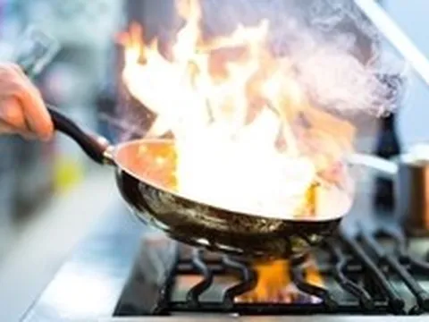 Công an cảnh báo tất cả người dân nấu ăn khi tại nhà: Hiểm họa tiềm ẩn khi sử dụng dầu mỡ