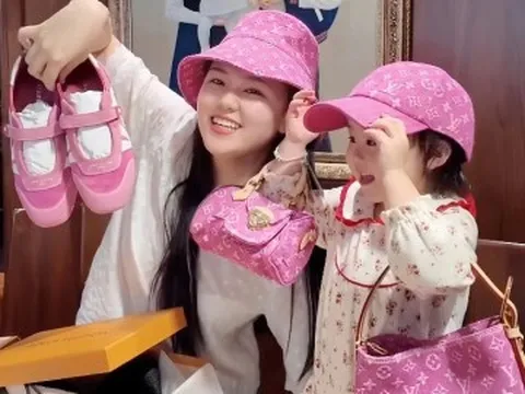 Vợ Duy Mạnh "đập hộp" 5 món đồ hiệu hơn 200 triệu đồng