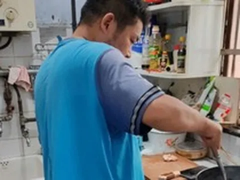 Tốt nghiệp cao đẳng, 6 năm làm shipper vẫn trắng tay: Người đàn ông bị mẹ đuổi khỏi nhà