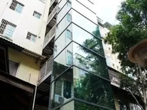 Cả tòa nhà lắp thang máy, một người đàn ông kịch liệt phản đối nhưng lúc xây xong lại xin sử dụng: "Đây là cơ sở vật chất chung, tôi có quyền"