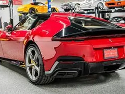 Ferrari triệu hồi mẫu V12 mới vì kính quá tối