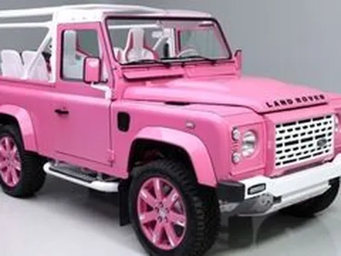 Defender 90 màu hồng 'độc lạ' lên sàn, giá bán gây tò mò