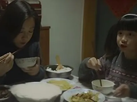 Nghiên cứu của Đại học Oslo: Đừng bắt con im lặng khi ăn, những đứa trẻ hay tranh luận thường có học vị cao hơn