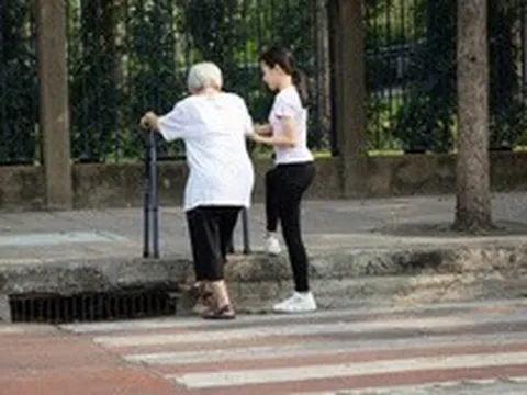 Người phụ nữ 66 tuổi đột ngột qua đời vì xuất huyết não sau khi đi bộ, bác sĩ tiếc nuối: “Sao không nhận ra 4 điều này sớm hơn?”