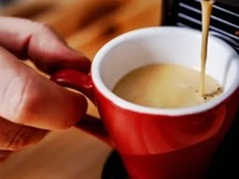 Cảnh báo cho bất kỳ ai uống cà phê trước 9 giờ sáng