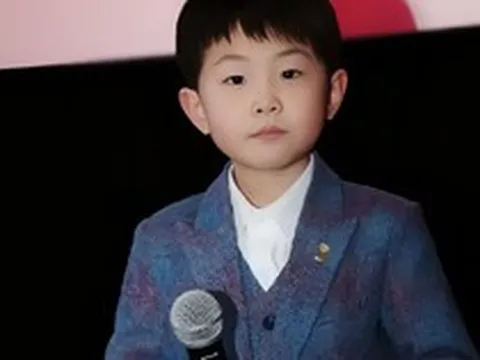 “Thần đồng nhí” 3 tuổi lên sóng truyền hình Trung ương, kiếm hàng triệu nhân dân tệ mỗi năm, nhưng tuổi thơ đánh đổi bằng sự lạc lối