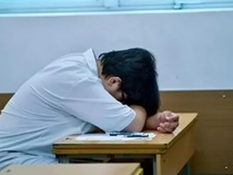 Một đề thi gây bão mạng từ năm ngoái đến tận năm nay: Nhiều em lớp 12 đọc đề xong bật khóc nức nở!