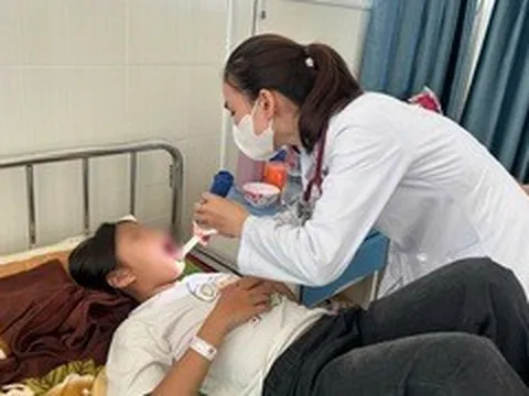 Hàng chục người nhập viện nghi do ngộ độc sau khi ăn bánh mì: Lấy mẫu xét nghiệm