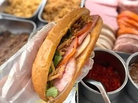 Hơn 10 người ở Quảng Ngãi nhập viện nghi do ngộ độc sau khi ăn bánh mì