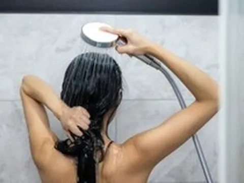 Bác sĩ cảnh báo những người hay gội đầu