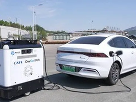 Robot sạc xe điện di động - giải pháp cho ô tô điện ở chung cư cũ