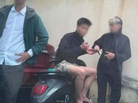 Nam thanh niên đấm vào mặt phụ huynh của bạn gái ngay trước cổng trường: Nguồn cơn phía sau khiến nhiều người bất ngờ