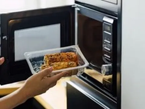 Bác sĩ đa khoa cảnh báo đến tất cả người dùng lò vi sóng