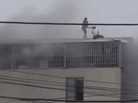 Người đàn ông kể giây phút bắc thang cứu 7 người trong vụ cháy ở Hà Nội: "Rất nguy hiểm nhưng tôi nghĩ phải cố gắng hết sức"