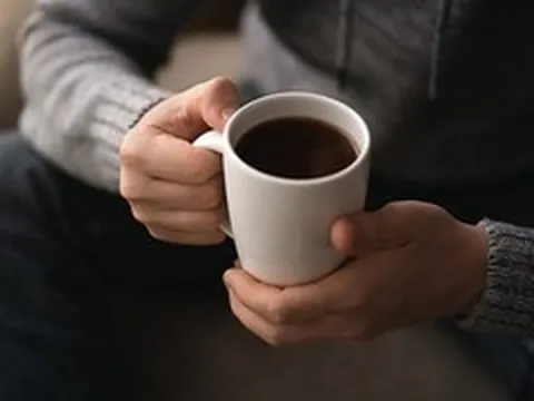 Uống 10 ly cà phê mỗi ngày: Coi chừng 'kích hoạt' nhồi máu cơ tim đột ngột