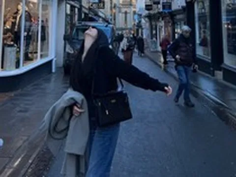 “Vừa làm vừa khóc” và sự thật về cuộc sống du học: Vì sao những “siêu nhân” xứ người lại sợ nhất các cuộc gọi về nhà?