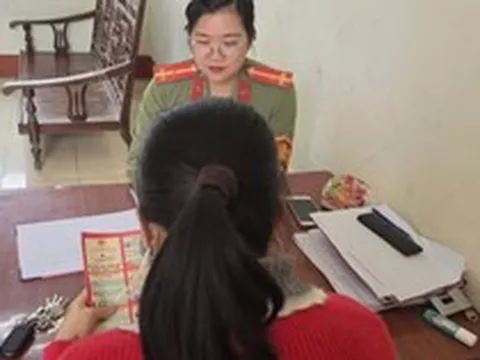 Công an làm việc với người phụ nữ 35 tuổi có thông báo liên quan đến vụ án rửa tiền 21,6 tỷ đồng