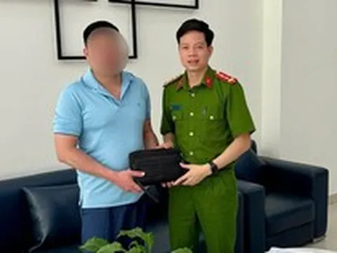 Phát hiện 100 triệu đồng tiền mặt nhiều mệnh giá nằm chơ vơ, bảo vệ SN 1964 lập tức trình báo công an