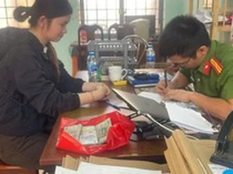 Phát hiện 120 triệu đồng tiền mặt trong chiếc túi nilon bị bỏ quên giữa đường