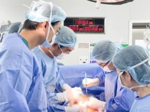 Người phụ nữ trẻ mang khối u xơ tử cung gần 12kg