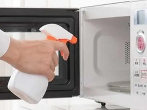 Mẹo vệ sinh lò vi sóng cực hiệu quả, lò bẩn cỡ nào cũng sạch bong