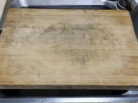 Mẹo làm sạch thớt gỗ bẩn lâu ngày