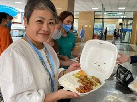 Nữ nhân viên y tế mắc ung thư phổi vẫn miệt mài hỗ trợ bệnh nhân nghèo