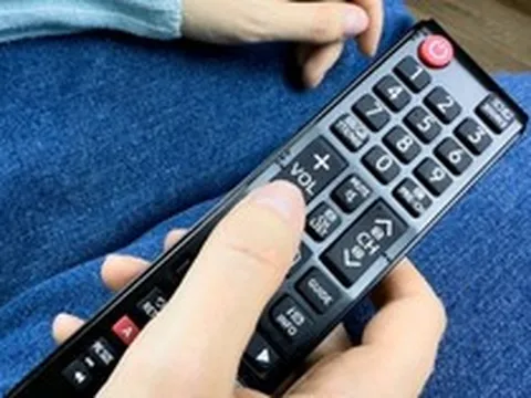 Ai giải thích được lý do điều khiển TV bấm không nhận mà cứ "đập vài cái" lại dùng như bình thường không?