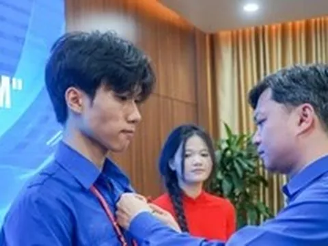 T.Ư Đoàn trao tặng Huy hiệu 'Tuổi trẻ dũng cảm' cho nam sinh Bách Khoa cứu người trong đám cháy ở Lĩnh Nam