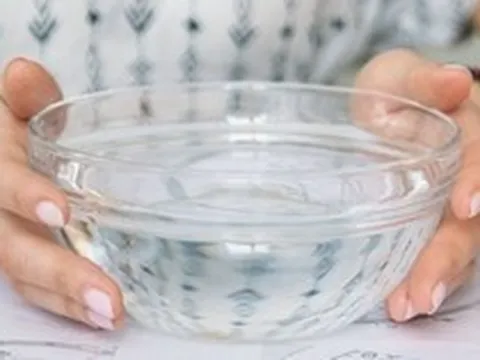 Vì sao nên đặt bát nước quanh phòng khi đi du lịch?