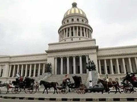 Cạn sạch xăng, đường phố Cuba xuất hiện cảnh như 'xuyên không': Người dân phải dùng thứ tưởng đã lỗi thời