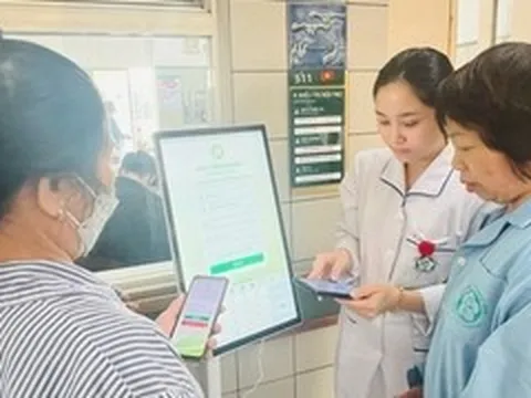 Hết cảnh dậy từ 5 giờ sáng xếp hàng giữ chỗ khi đi khám ở Bệnh viện Bạch Mai