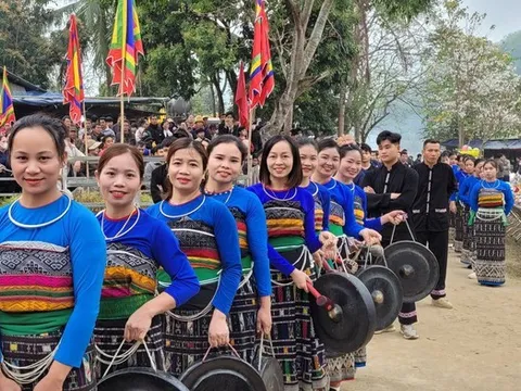 Hàng nghìn người trẩy hội Mường Xia ở Thanh Hoá