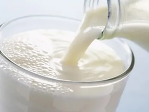 Sữa sắp hết hạn vẫn uống được hay nhất thiết phải đổ đi?