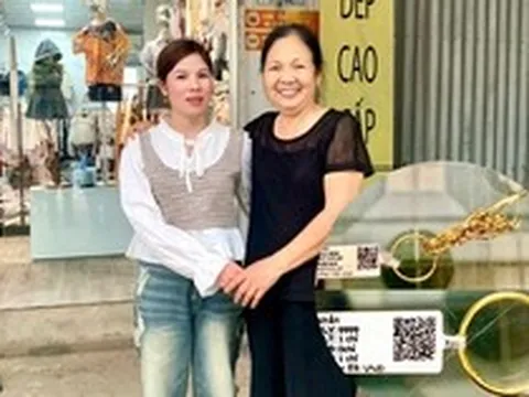 Phát hiện 2 nhẫn tròn, dây chuyền vàng 9999 trước cửa nhà, cụ bà SN 1957 trình báo công an truy tìm
