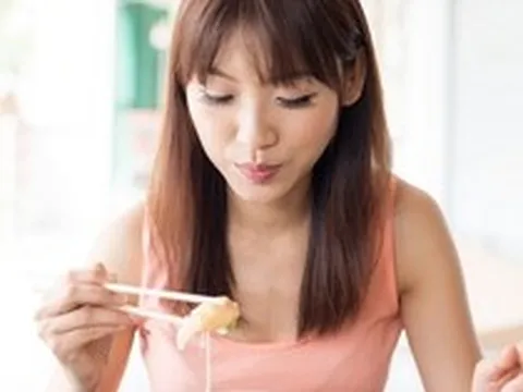 Không ăn nhiều đồ ăn nhiều dầu mỡ có thể vẫn bị gan nhiễm mỡ không? Bác sĩ tiết lộ "loại thực phẩm này" thậm chí còn đáng sợ hơn