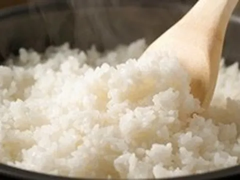 1 mẹo nhỏ giúp cơm nguội mềm xốp như mới nấu, chỉ với một viên đá