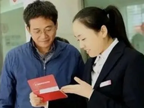 Khách gửi tiết kiệm 209 triệu đồng được tặng bảo hiểm, vài tháng sau cần tiền đi rút thì được ngân hàng thông báo: “10 năm nữa hãy quay lại”