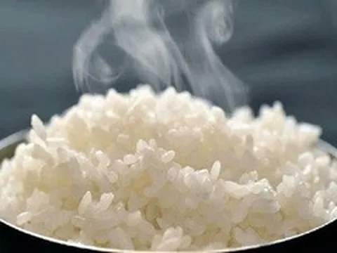 Khi nấu cơm, tại sao lại cho thêm giấm trắng và dầu ăn?