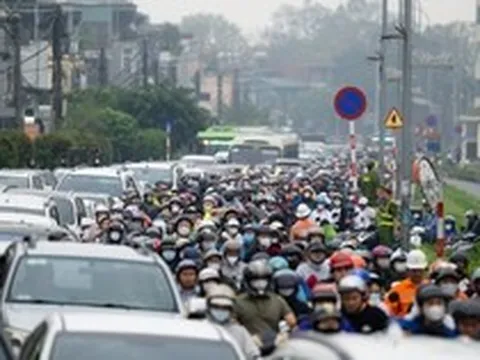 Cầu Long Biên tạm dừng, Chương Dương quá tải: Người dân mệt mỏi chôn chân giữa dòng xe ùn tắc