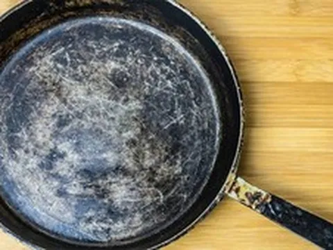 Dùng chảo chống dính bong tróc có hại gì?