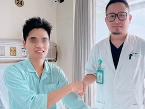 Lấy thận bị đứt rời ra ngoài 'tân trang' rồi ghép lại cứu nam thanh niên
