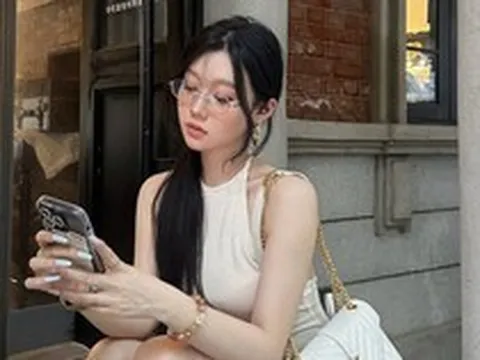 Người EQ thấp thích nhất 3 kiểu cầm điện thoại