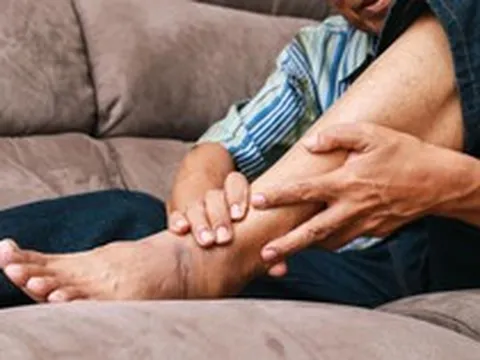 Thấy 6 dấu hiệu này xuất hiện trên tay, chân vào buổi tối, cẩn thận kẻo đột quỵ đã “gõ cửa”