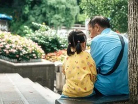 Sau tuổi 50, tôi nghỉ làm trông cháu 13 năm và trả giá bằng chính tuổi già của mình