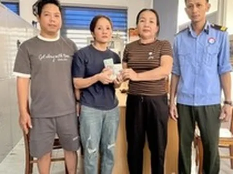 Phát hiện cọc tiền có hàng loạt tờ 500K nằm chơ vơ trước cổng bệnh viện