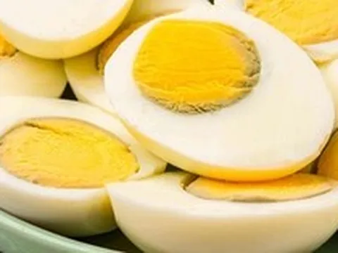 Trứng luộc có vòng màu xanh quanh lòng đỏ có an toàn để ăn không?