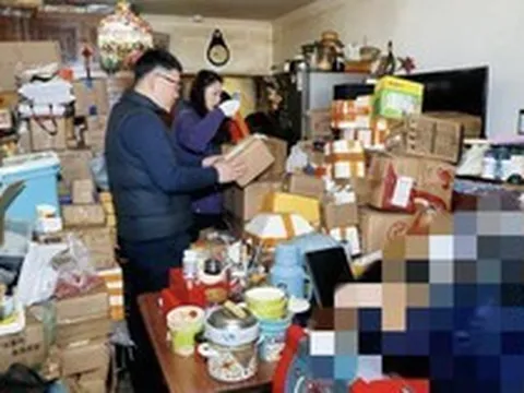 Cụ bà chốt hàng nghìn đơn online nhưng không bao giờ tháo hộp, 30 người dọn 12 giờ mới thấy mặt sàn: Phía sau là cả câu chuyện buồn